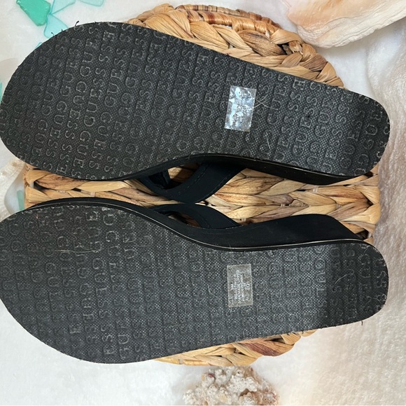 NWOT Guess Thong Sandals - Picture 4 of 4